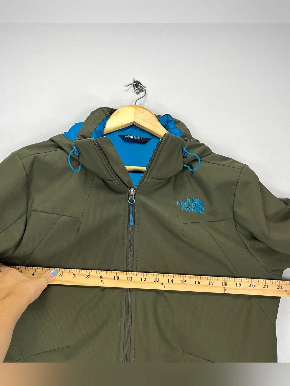 The North Face Softshell Jacket Men’s Medium Olive Green Lined Heavyweight Hood
